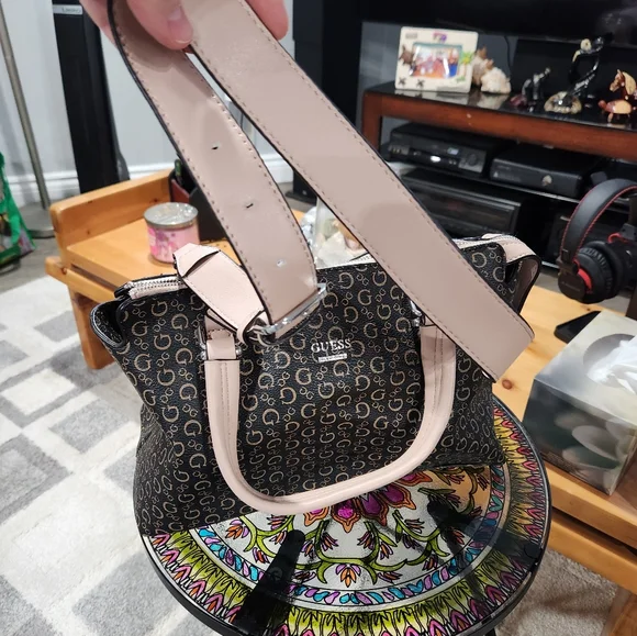 GUESS purse - Picture 3 of 4